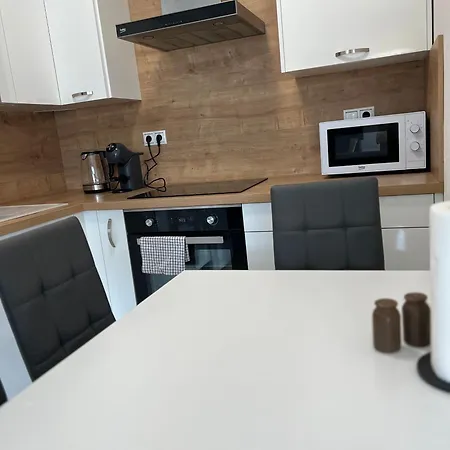 Elegant Escape I - Centre